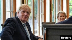 Perdana Menteri Inggris Boris Johnson menghadiri acara makan siang dengan para pemimpin negara anggota G7 di Schloss Elmau, Kuren, Jerman, pada 26 Juni 2022. (Foto: Pool via Reuters/Kenny Holston)