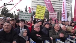 Hükümet ve işveren kararıyla belirlenmiş asgari ücret seçim çağrısıyla protesto edildi