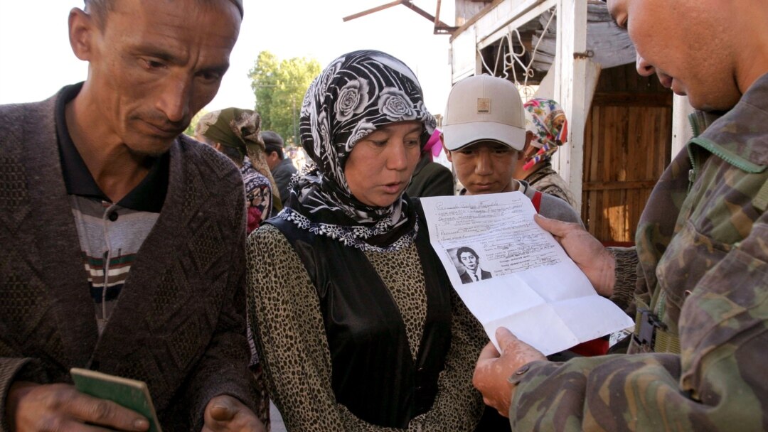 Uyga mast erkak kelib, ayolni qattiq sikdi. Yarovoe iskalasida jinsiy aloqa