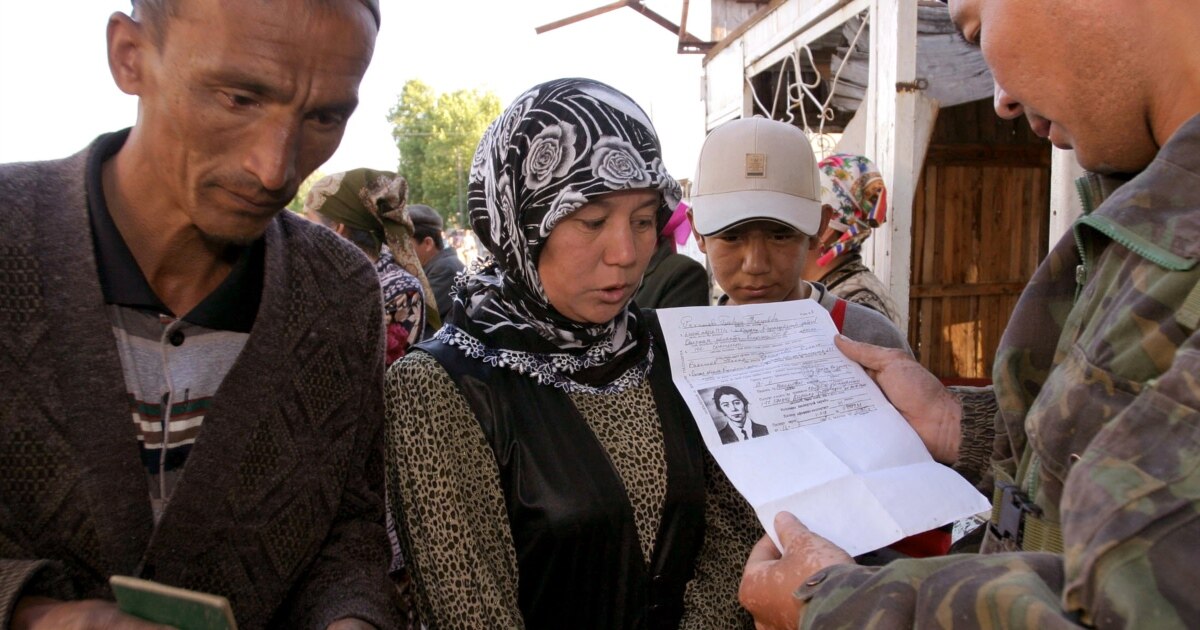 Rus pornosini tomosha qiling: Anna Zolotarenko mushukni yalaydi