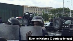 Ba policiers pene na Palais du peuple, Kinshasa, RDC, 19 mai 2018. (Facebook/Etienne Kalema)