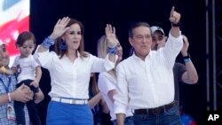 Laurentino Cortizo, candidato presidencial del Partido Revolucionario Democrático de Panamá, y su esposa Yazmin, saludan a seguidores en su última concentración de campaña en Ciudad de Panamá, el miércoles 1 de mayo de 2019. Panamá va a las urnas el 5 de mayo.