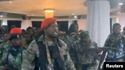 Mtu aliyevalia sare ya kijeshi akizungumza ndani ya Ikulu ya Taifa wakati wa jaribio la mapinduzi mjini Kinshasa.