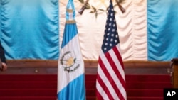 ARCHIVO - Las banderas de Guatemala y Estados Unidos ubicadas en el Palacio Nacional de Ciudad de Guatemala durante una conferencia de prensa el 21 de marzo de 2024.