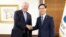방한 중인 토머스 섀넌 미국 국무부 정무차관이 15일 서울 세종로 정부청사에서 천해성 한국 통일부 장관과 만나 악수하고 있다.