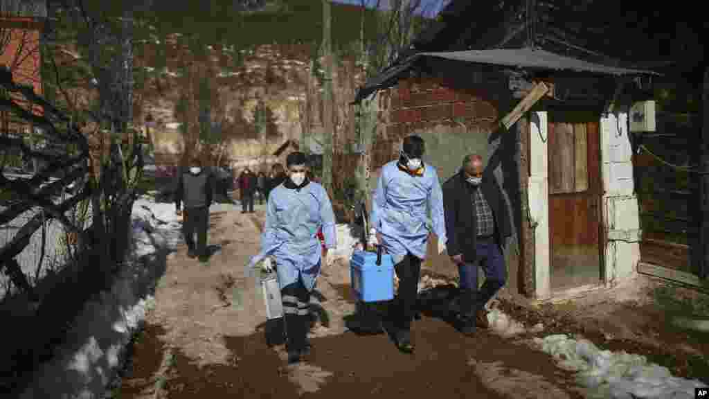 عملے میں شامل ڈاکٹر اور معاون عملہ بڑی عمر کے افراد کو ترجیحی بنیادوں پر ویکسین لگا رہے ہیں۔