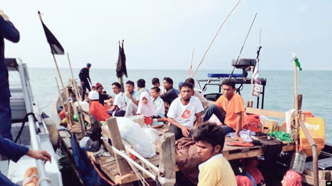 Petugas angkatan laut Malaysia menahan sebuah kapal yang membawa migran Rohingya dari Langkawi, Malaysia, Selasa, 3 April 2018. (Foto: (Royal Malaysian Navy via AP)