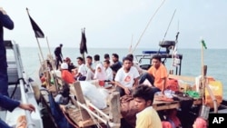 Petugas angkatan laut Malaysia menahan sebuah kapal yang membawa migran Rohingya dari Langkawi, Malaysia, Selasa, 3 April 2018. (Foto: (Royal Malaysian Navy via AP)