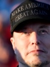 Izvršni direktor Tesla i SpaceX-a Elon Musk sluša kako republikanski predsjednički kandidat, bivši predsjednik Donald Trump, govori u kampanji na Butler Farm Showu, 5. oktobra 2024., u Butleru, Pensilvanija.