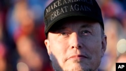 Izvršni direktor Tesla i SpaceX-a Elon Musk sluša kako republikanski predsjednički kandidat, bivši predsjednik Donald Trump, govori u kampanji na Butler Farm Showu, 5. oktobra 2024., u Butleru, Pensilvanija.