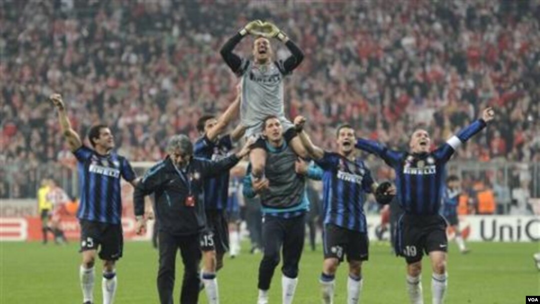 Para pemain Inter Milan merayakan kemenangan dalam leg kedua putaran 16 besar Liga Champions setelah mengalahkan FC Bayern Munich 3-2 di Munich hari Selasa (15/3).