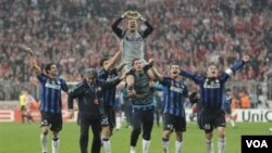 Para pemain Inter Milan merayakan kemenangan dalam leg kedua putaran 16 besar Liga Champions setelah mengalahkan FC Bayern Munich 3-2 di Munich hari Selasa (15/3).