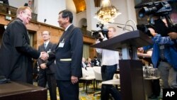 Wakil Menlu Jepang Koji Tsuruoka (kedua dari kiri) bersalaman dengan Jaksa Agung Australia sebelum sidang di Den Haag (foto: dok). 