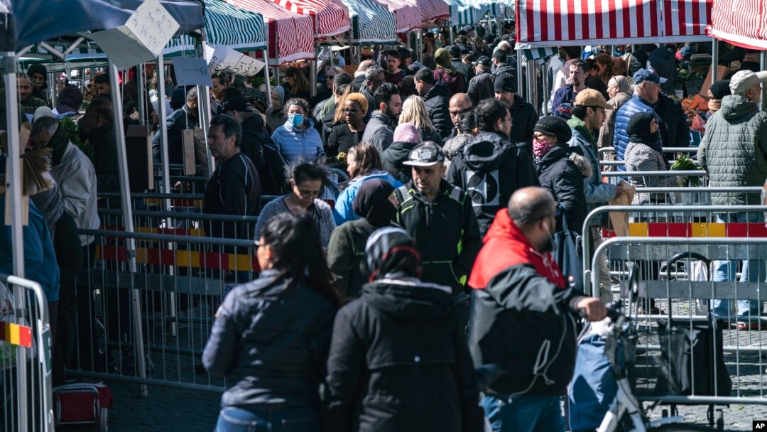 Warga Swedia tampak memenuhi Mollevangstorget, di kota Malmo dengan sebagian besar tidak mengenakan masker (foto: dok). 
