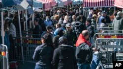 Warga Swedia tampak memenuhi Mollevangstorget, di kota Malmo dengan sebagian besar tidak mengenakan masker (foto: dok). 