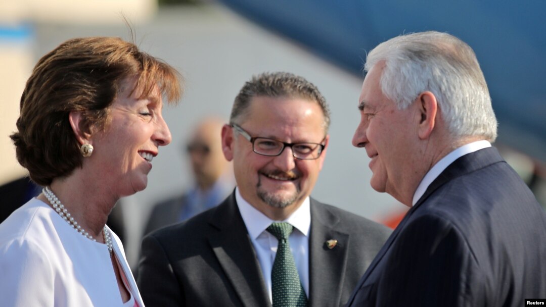 Đại sứ Hoa Kỳ tại Mexico Roberta Jacobson (bên trái) đón Ngoại trưởng Rex Tillerson (bên phải) tại sân bay quốc tế Mexico City, 22/2/2017.