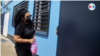 Verónica Chávez, esposa del periodista y aspirante a la presidencia de Nicaragua Miguel Mora, acude a la celda de máxima seguridad de Managua para saber de su esposo detenido. [Foto: Houston Castillo Vado]
