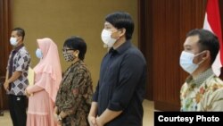 Mewakili pemerintah Indonesia, Menlu RI Retno Marsudi, Kamis (30/7), menyerahkan Etty binti Toyib Anwar, perempuan yang baru dibebaskan dari hukuman mati di Arab Saudi, dan tiga anak buah kapal (ABK) korban penyanderaan di Gabon kepada keluarganya. (Foto: courtesy: Kemenlu RI)