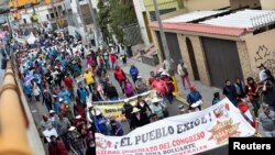 Manifestantes que exigen la disolución del Congreso y elecciones participan en una manifestación en Arequipa, Perú, el 13 de diciembre de 2022. REUTERS
