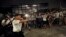 香港成千上萬的市民星期天（6月9日）走上街頭，表示反對政府允許將犯罪嫌疑人引渡至大陸的計劃。圖為警民對恃。