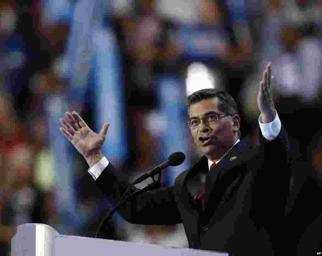 Anggota Kongres Xavier Becerra dari California pada hari terakhir Konvensi Nasional Partai Demokrat di Philadeplhia (28/7).&nbsp;(AP/Paul Sancya)