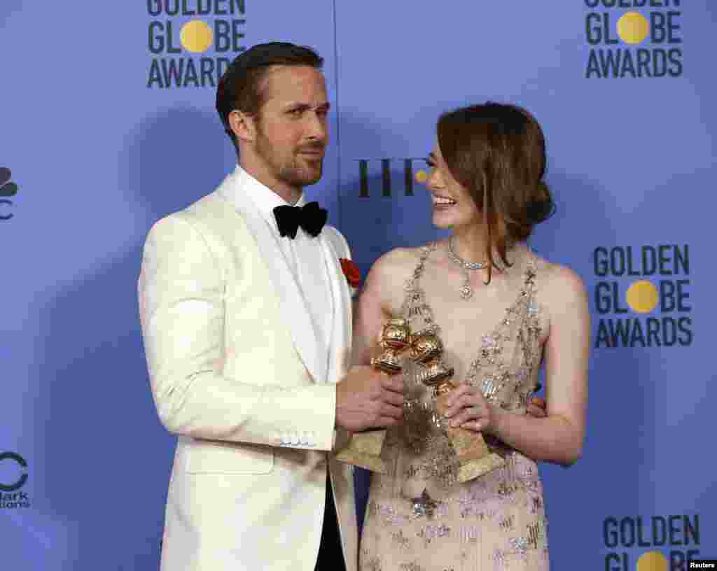 Ryan Gosling y Emma Stone posan con sus premios a la Mejor Interpretación de Actor en una Película - Musical o Comedia y Mejor Interpretación de Actriz en una Película - Musical o Comedia por su papel en &quot;La La Land&quot; durante la 74 &deg; Edición anual Golden Globe Awards en Beverly Hills, California, 8 de enero de 2017.