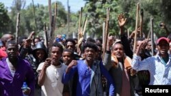 Des jeunes oromo scandent des slogans lors d'une manifestation devant la maison de Jawar Mohammed, un activiste oromo et leader de la manifestation oromo à Addis-Abeba, Éthiopie, le 24 octobre 2019. REUTERS / Tiksa Negeri - RC15817A0F90