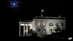 VOA Asia - Impeachment hovers over the White House