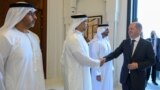 Kanselir Jerman Olaf Scholz berjabat tangan dengan Wakil Perdana Menteri Sheikh Mansour bin Zayed al-Nahyan di Abu Dhabi, hari Minggu (25/9). 