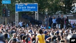 Funcionarios de la ciudad de Los Angeles encabezan la inauguración del Bulevard Obama, en California, el sábado 4 de mayo de 2019. (AP Foto/Damian Dovarganes)