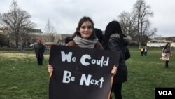 Una estudiante de secundaria del área de Washington, D.C. porta un cartel que dice "Yo podría ser la próxima" en una manifstación contra la violencia con armas de fuego en las escuelas el 14 de marzo, de 2018, en Washington, D.C.