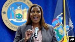 Jaksa Agung negara bagian New York Letitia James berbicara dalam konferensi pers di kantornya di New York, pada 21 Mei 2021. (Foto: AP/Richard Drew)