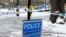 Cvijeće ostavljeno na policijsku traku u parku u gradu Salisbury, Engleska, gdje su Sergei Skripal i njegova kćerka pronađeni otrovani, 19. mart 2018.