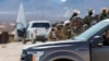 Soldados del Ejército usan binoculares mientras brindan seguridad a la visita del secretario de Defensa, Pete Hegseth, a la frontera entre Estados Unidos y México en Sunland Park, Nuevo México, el lunes 3 de febrero de 2025. (Foto AP/Andres Leighton)