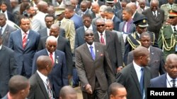 Zimbabwe President Robert Mugabe, center, and fellow regional leaders arrive for 15-nation SADC summit, Maputo, Mozambique, (file photo)