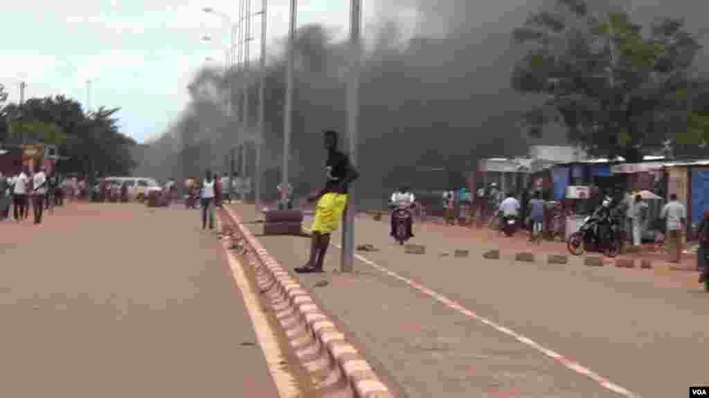 Des soldats de la garde présidentielle patrouillent en véhicule blindé à l&#39;hôtel Laico à Ouagadougou, au Burkina Faso, 20 septembre 2015. (VOA / Issa Napon)