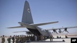 Binh sĩ Hoa Kỳ xếp hàng lên chiếc máy bay Hercules C-130 tại căn cứ không quân Kandahar, Afghanistan, ngày 18/8/2015. 