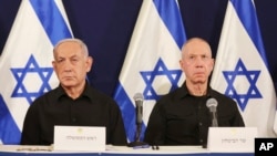 Foto Achiv: Premye Minis Izrayelyen Benjamin Netanyahu (a goch) ak Minis Defans Yoav Gallant pandan yon konferans pou lapres nan Tel Aviv, Izrayel, 28 Oktob, 2023. 