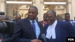 Tendai Biti, à droite, leader de l'opposition et membre de l’ONG zimbabwéenne Avocats pour les droits de l’homme, et Dzimbabwe Chibga du même groupe des droits de l’homme, discutent avec des journalistes devant la Haute Cour à Harare, au Zimbabwe, septembre 2016. (S. Mhofu / VOA)