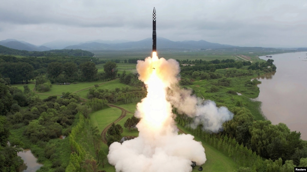 朝鲜官方2023年7月13日公布一天前发射“火星-18”型洲际弹道导弹的照片。(photo:VOA)