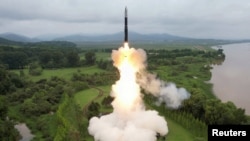 Peluncuran rudal balistik antarbenua Hwasong-18 dari lokasi yang dirahasiakan di Korea Utara. (KCNA via REUTERS)