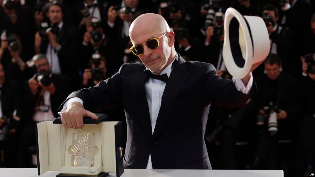 Director Jacques Audiard holds the Palme d’Or award for the film Dheepan as he poses for photographers during a photo call following the awards ceremony at the 68th international film festival, Cannes, southern France, Sunday, May 24, 2015.