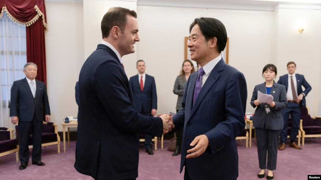Dân biểu n Hoa Kỳ Mike Gallagher (trái) và Tổng thống đắc cử Đài Loan Lại Thanh Đức bắt tay tại cuộc gặp tại dinh tổng thống ở Đài Bắc, Đài Loan, ngày 22/2/2024.
