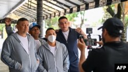 Los ex presos políticos nicaragüenses (de izquierda a derecha) Daniel Garay, Víctor Carranza, Axel González y Jefrey Ortega posan para una fotografía en una calle de la ciudad de Guatemala el 6 de septiembre de 2024.