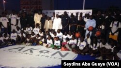 Les autorités en compagnie des jeunes de la Nba Jr League, à Dakar, 15 decembre 2017. (VOA/ Seydina Aba Gueye)