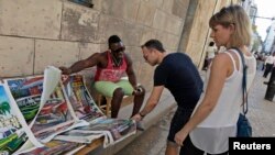 Venta de cuadros para turistas en la Vieja Habana.