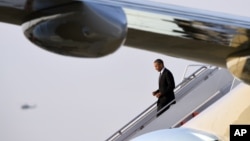 President Barack Obama walks down the steps of Air Force One at Andrews Air Force Base in Maryland, April 25, 2016. Obama is returning from a foreign trip to Saudi Arabia, Britain and Germany.