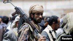 جنبش شیعیان حوثی به حمایت از علی عبدالله صالح بر ضد حکومت تبعیدی یمن که از سوی سعودی حمایت می‌شود، مبارزه می‌کنند