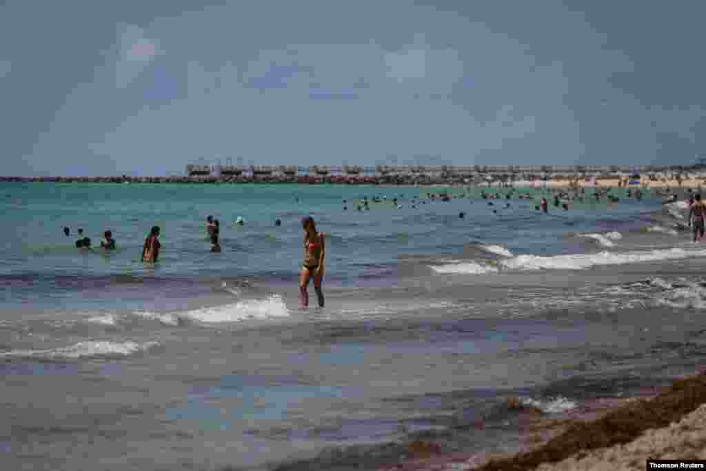 Vista de la playa de Miami Beach, que volvi&#243; a abrir con restricciones para limitar la propagaci&#243;n del COVID-19.