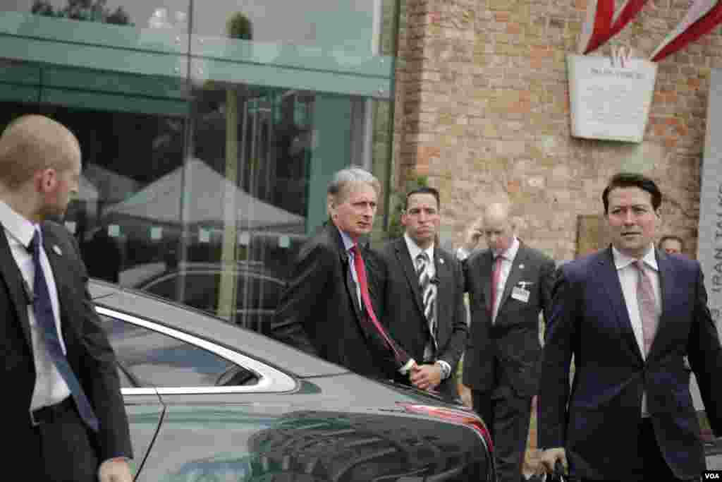 فیلیپ هاموند وزیر خارجه بریتانیا در حال ورود به هتل کوبورگ محل برگزاری مذاکرات اتمی ایران و گروه ۱+۵ در وین